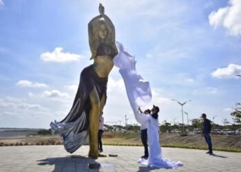 Barranquilla rinde un homenaje a Shakira con una estatua de bronce de más de seis metros (+Video)