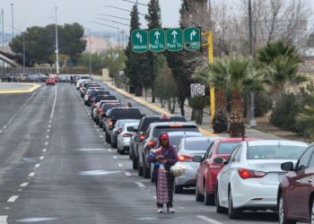 Migrantes saturan la frontera norte de México pese a la visita de la delegación de EE.UU.