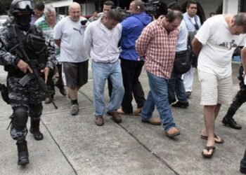 Capturan en El Salvador a tres miembros de una banda traficante de personas