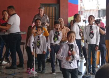 Alumnos de música del Ateneo de Carúpano realizaron parrandón en el pórtico de la institución (+Fotos)