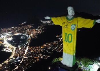 El Cristo Redentor de Río se pone la 10 tras un año de la muerte de Pelé
