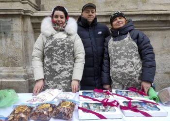 Ucranianos celebran por primera vez Navidad el 25 de diciembre en medio de ataques rusos