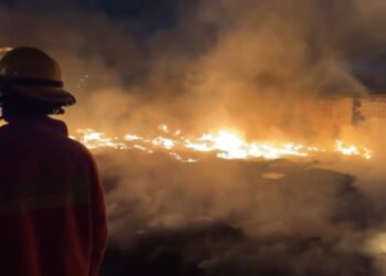 Incendio de gran magnitud afectó a recuperadora de plástico de la avenida Rotaria de Cumaná