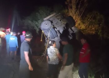 Camión cargado de cilindros de gas se volcó en la Troncal 9 con saldo de tres heridos