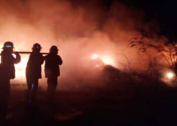 Bomberos de Valdez lograron controlar incendio en las cercanías de la bomba PDV Marina del puerto
