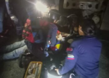 Motorizado sufrió lesión en la cabeza al colisionar con un camión volteo en El Peñón de Cumaná