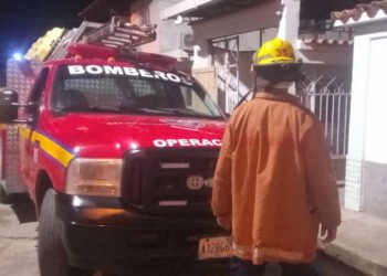 Voraz incendio afectó a una vivienda en el sector Curacho de Carúpano