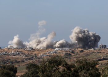 Tres periodistas mueren en ataques israelíes en Gaza, uno hijo del jefe de Al Jazeera