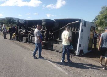 Once personas resultaron heridas al volcarse un bus en Cariaco