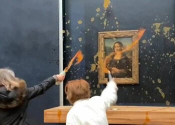 Dos activistas climáticas echaron sopa sobre la protección de cristal de la "Mona Lisa"