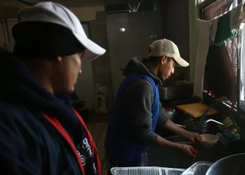 Albergues en el norte de México consiguen trabajo para migrantes ante la tardanza de citas en EE.UU.