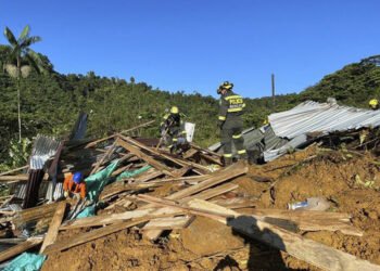 Ascienden a 33 los fallecidos por derrumbes en una carretera de Colombia
