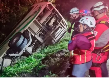 Un accidente de autobús deja 20 migrantes heridos en Costa Rica