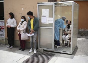 Piden no bajar la guardia ante el Covid en América, tras nueva variante y repunte de casos