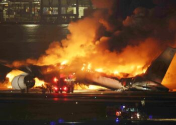 Cinco muertos tras el choque de dos aviones en el aeropuerto de Tokio