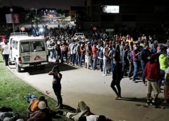 La mayoría hondureños y venezolanos: Caravana migrante nacida en Honduras se desintegra a su paso por Guatemala