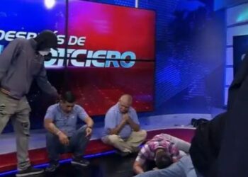 Encapuchados armados toman un canal de televisión en Ecuador en una transmisión en vivo (+Video)