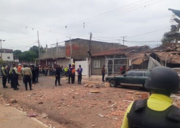 Autoridades inspeccionan vivienda de La Caraqueña donde ocurrió explosión por gas