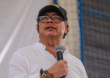 Petro dice que buscan sacarlo de la Presidencia con allanamiento a sindicato de maestros