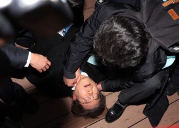 Apuñalado en el cuello el líder del principal partido de la oposición surcoreana