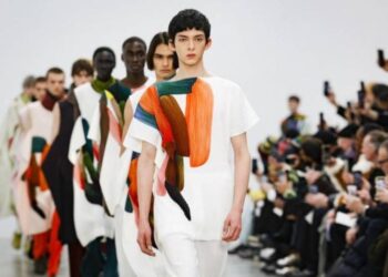 Issey Miyake plantea una moda colorida para el hombre