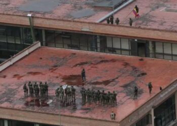 Un muerto y 48 presos fugados, con la recaptura de cinco, tras motín en una cárcel de Ecuador