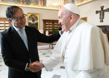 Petro propone al papa Francisco una ronda de negociaciones con el ELN en el Vaticano