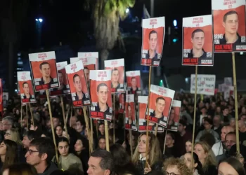 Miles de personas protestan en Israel para pedir liberación de rehenes y contra Netanyahu