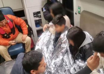 Agentes mexicanos rescatan a mujer y cuatro hijos con hipotermia tras pasar horas en río Bravo