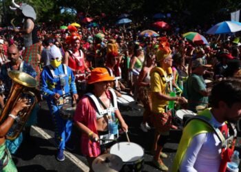 Los desfiles callejeros prenden la fiesta en Río de Janeiro a tres semanas del carnaval