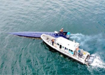 Tres colombianos son detenidos en un semisumergible hallado frente a las costas de Ecuador