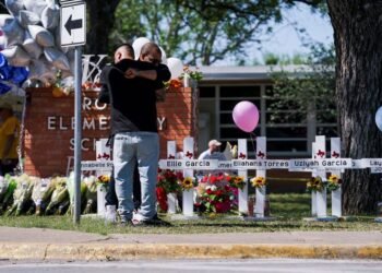 Gobierno de EEUU concluye que policía de Texas falló en la respuesta al tiroteo de Uvalde