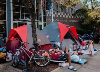 Migrantes venezolanos en Chicago optan por dormir en carpas