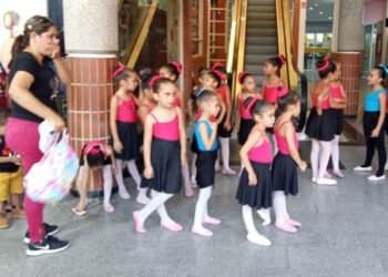 Danzas Carúpano salió a la calle para mostrar circuito de baile con sus alumnas más pequeñas