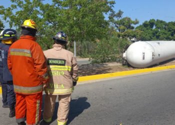 Vuelco de gandola cargada de gas en Puerto de la Madera provocó movilización de entes de seguridad