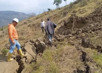 Fuerte deslizamiento arrasó con dos casas y amenaza a otras estructuras en Capacho Viejo