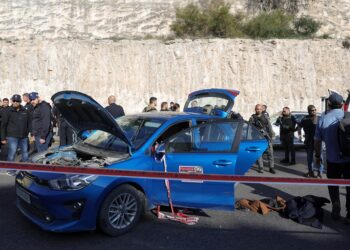 Un muerto israelí y seis heridos en ataque palestino en un asentamiento cerca de Jerusalén