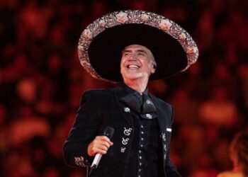 Alejandro Fernández llena Santo Domingo de música y de todo el color de México