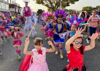 Entre colores y alegría desfilaron comparsas y carrozas en El Tigre