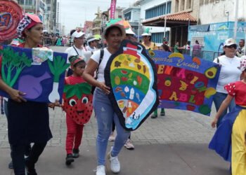 Estudiantes de más de 100 planteles de Barcelona desfilaron por el bulevar 5 de Julio&nbsp;