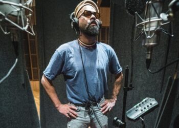 Lalo Yaha, el venezolano que pasó de cantar en buses de Ecuador a arrasar ahora en redes