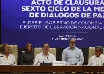 El ELN y el Gobierno de Colombia descongelan los diálogos de paz y anuncian nuevo ciclo en Venezuela