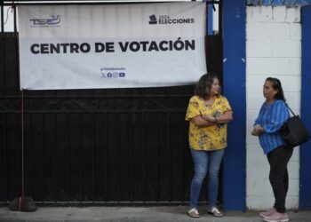 Abren los centros de votación para las legislativas y presidenciales en El Salvador
