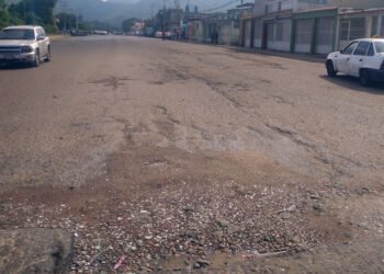 Conductores se quejan del estado de la avenida principal de Guanire 