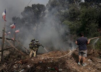Aumentan a 56 los muertos en los devastadores incendios de Valparaíso en Chile