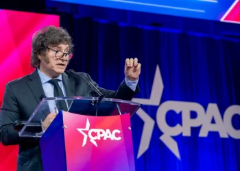 Milei intenta sacar a Argentina de crisis inédita, pero los consumidores están al límite