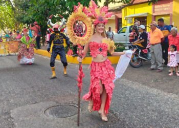 Entregan traje artesanal a la Casa de la Cultura de Cantaura