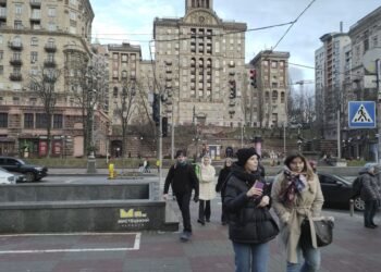 Dos años de guerra: los ucranianos buscan normalidad en medio de la tragedia