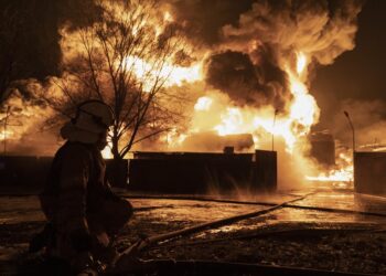 Rusia lanza una nueva ofensiva de drones contra Ucrania, que confía en la ayuda occidental