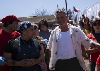 Alejandro Sanz visita una zona cero de los incendios de Valparaiso y pide "más manos"